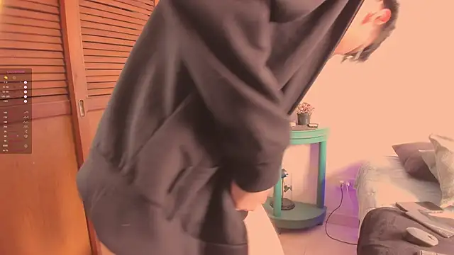 Snapshot of estmonnn chatting on 11/18/25, 03:38 estmonnn online show from 11/18/25, 03:38