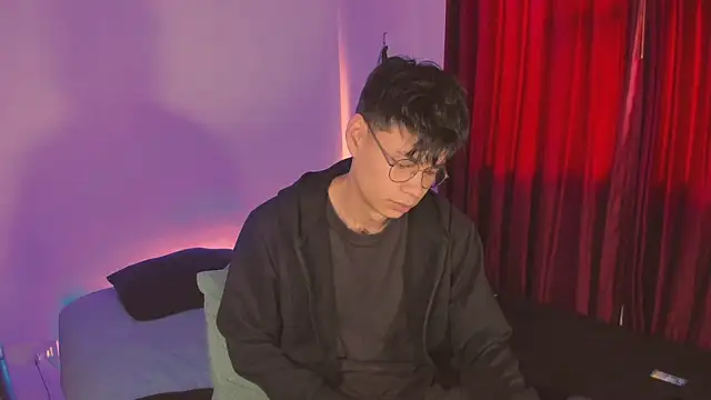 Snapshot of estmonnn chatting on 11/21/25, 09:24 estmonnn online show from 11/21/25, 09:24