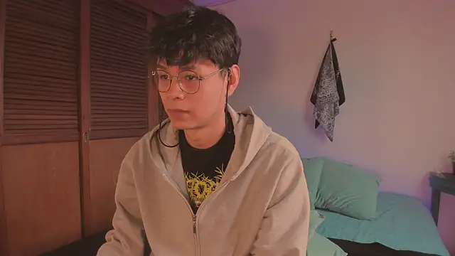 Snapshot of estmonnn chatting on 12/13/25, 10:26 estmonnn online show from 12/13/25, 10:26