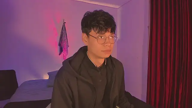 Snapshot of estmonnn chatting on 12/15/25, 01:21 estmonnn online show from 12/15/25, 01:21