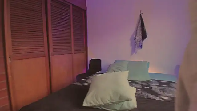 Snapshot of estmonnn chatting on 12/15/25, 10:03 estmonnn online show from 12/15/25, 10:03