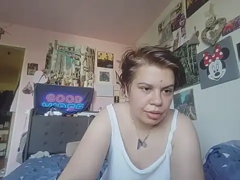 Snapshot of Carolineisback chatting on 06/19/26, 08:29 Carolineisback online show from 06/19/26, 08:29