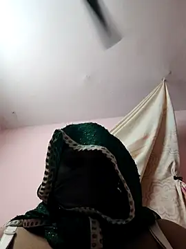 pujapujarrrr online show from 10/30/25, 08:42