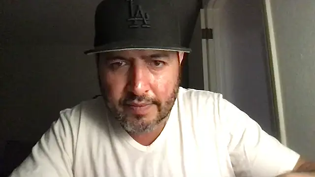 Snapshot of ezrah23 chatting on 11/13/25, 04:00 ezrah23 online show from 11/13/25, 04:00