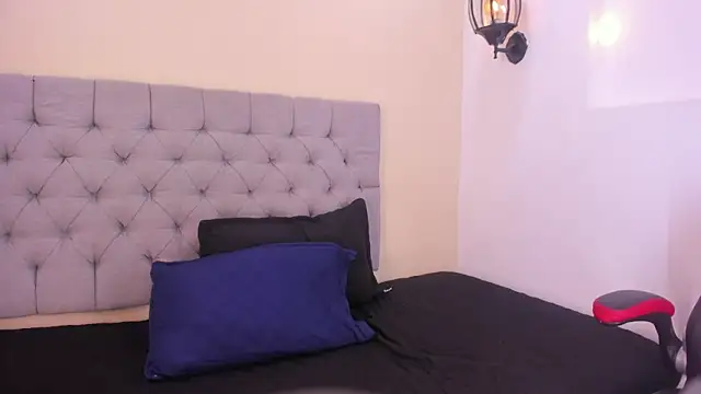 Snapshot of MiaBloom__ chatting on 11/13/25, 11:09 MiaBloom online show from 11/13/25, 11:09