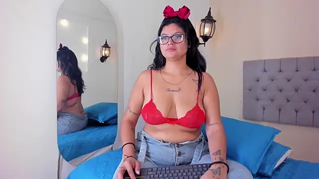 Snapshot of MiaBloom__ chatting on 11/21/25, 10:58 MiaBloom online show from 11/21/25, 10:58