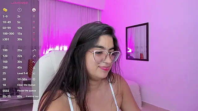 Luna Jonnes1 online show from 05/31/26, 07:37
