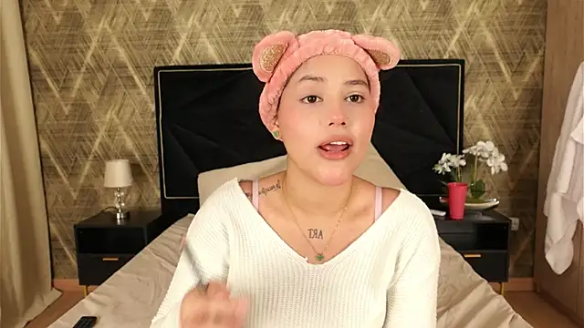 Snapshot of ZoeBella chatting on 11/08/25, 01:11 ZoeBella online show from 11/08/25, 01:11