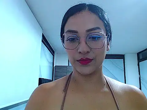 Snapshot of CamilaaOficial chatting on 11/03/25, 03:19 CamilaaOficial online show from 11/03/25, 03:19