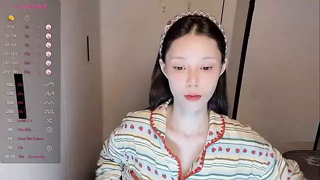 Snapshot of yuyu-33 chatting on 11/11/25, 12:32 yuyu-33 online show from 11/11/25, 12:32