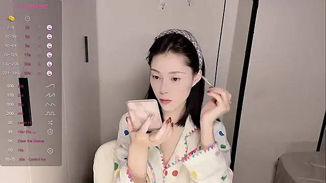 Snapshot of yuyu-33 chatting on 11/18/25, 12:38 yuyu-33 online show from 11/18/25, 12:38
