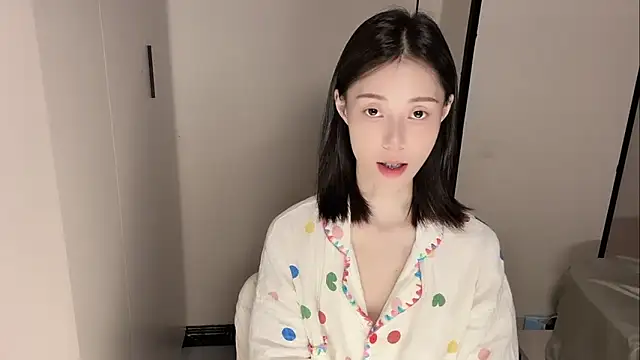 Snapshot of yuyu-33 chatting on 11/23/25, 05:29 yuyu-33 online show from 11/23/25, 05:29