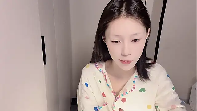 Snapshot of yuyu-33 chatting on 11/24/25, 01:38 yuyu-33 online show from 11/24/25, 01:38