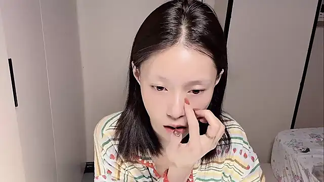 Snapshot of yuyu-33 chatting on 11/28/25, 01:41 yuyu-33 online show from 11/28/25, 01:41