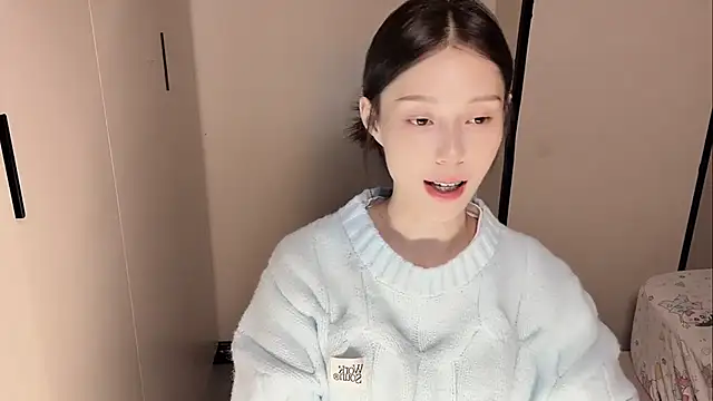 Snapshot of yuyu-33 chatting on 11/30/25, 01:48 yuyu-33 online show from 11/30/25, 01:48