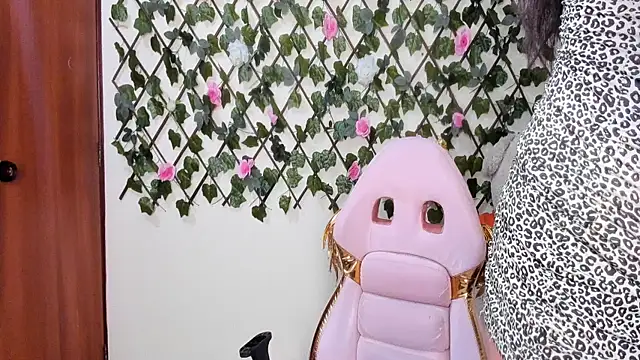 Snapshot of melani_ferraraa_ chatting on 11/16/25, 06:30 melani ferraraa online show from 11/16/25, 06:30