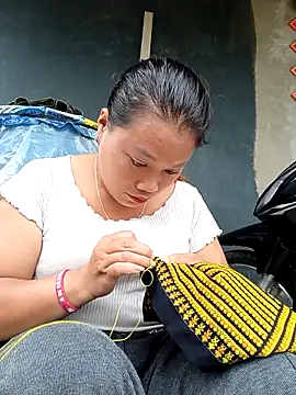 Snapshot of mai-mai22 chatting on 10/31/25, 01:39 mai-mai22 online show from 10/31/25, 01:39