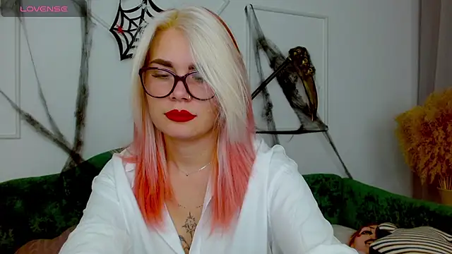 Snapshot of lada_love chatting on 10/31/25, 09:05 lada love online show from 10/31/25, 09:05