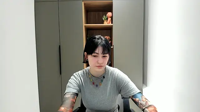 GloriaLemanski online show from 11/02/25, 03:42