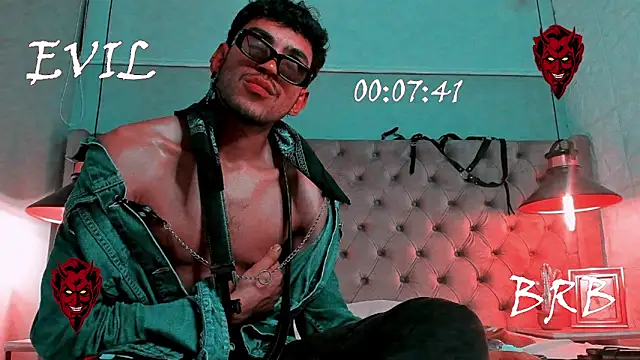 Snapshot of 3v1l chatting on 11/16/25, 06:13 3v1l online show from 11/16/25, 06:13