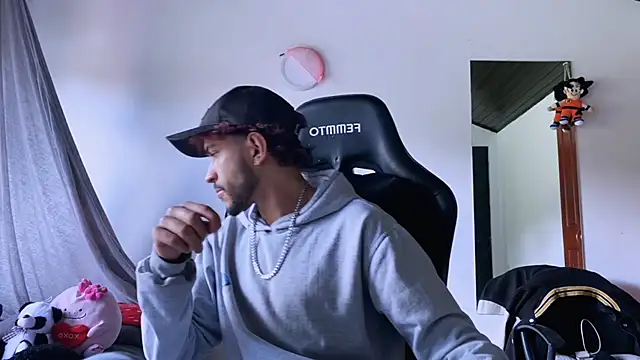 Snapshot of 3v1l chatting on 11/18/25, 06:12 3v1l online show from 11/18/25, 06:12