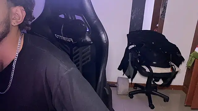 Snapshot of 3v1l chatting on 11/30/25, 11:31 3v1l online show from 11/30/25, 11:31