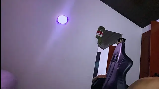 Snapshot of 3v1l chatting on 12/16/25, 07:46 3v1l online show from 12/16/25, 07:46