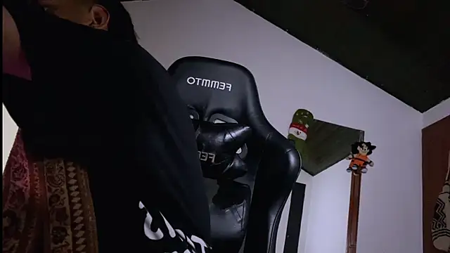 Snapshot of 3v1l chatting on 12/17/25, 08:15 3v1l online show from 12/17/25, 08:15