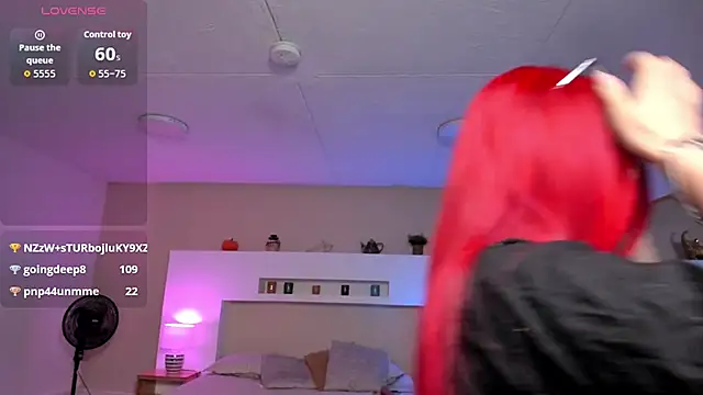 Snapshot of Sophie_Russell_ chatting on 12/20/25, 01:29 Sophie Russell online show from 12/20/25, 01:29