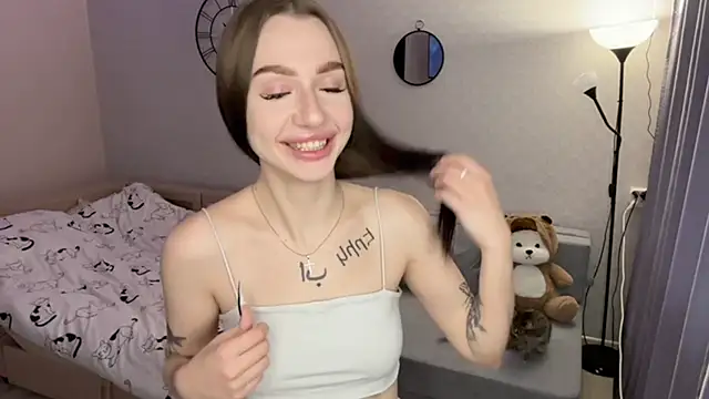 Snapshot of _Hey_lola_ chatting on 11/19/25, 10:26 Hey lola online show from 11/19/25, 10:26