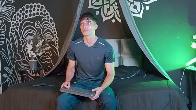 AlessioVitale online show from 11/08/25, 12:16