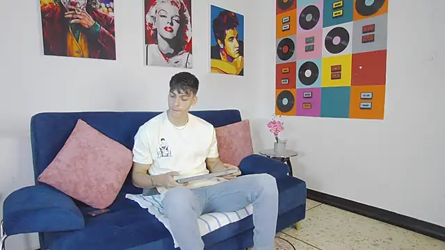 AlessioVitale online show from 11/21/25, 12:15