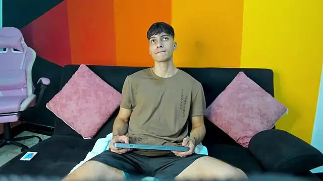 AlessioVitale online show from 12/04/25, 12:03