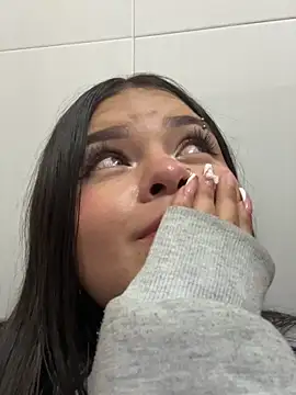 Camila Duarte  online show from 11/05/25, 02:33