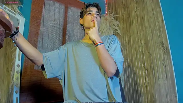 Snapshot of Leo_Glow chatting on 12/03/25, 01:09 Leo Glow online show from 12/03/25, 01:09