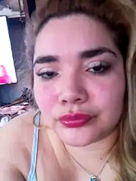 Snapshot of Modelocurvi chatting on 10/31/25, 02:18 Modelocurvi online show from 10/31/25, 02:18