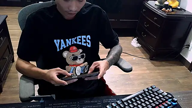 Snapshot of _lulu9999_ chatting on 12/16/25, 03:17 lulu9999 online show from 12/16/25, 03:17