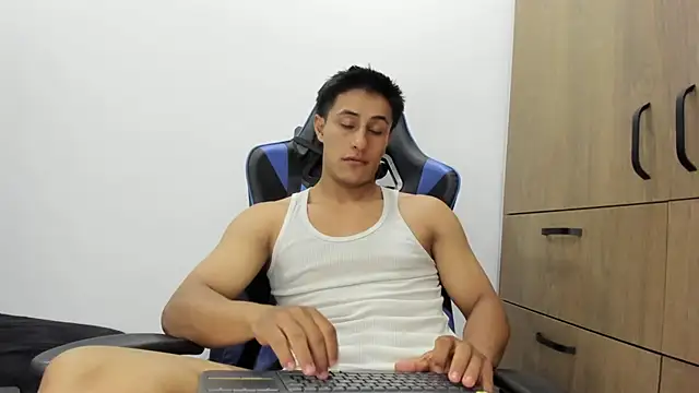 Snapshot of dorman_boy chatting on 11/02/25, 06:38 dorman boy online show from 11/02/25, 06:38