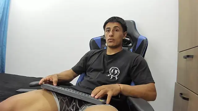 Snapshot of dorman_boy chatting on 11/03/25, 02:35 dorman boy online show from 11/03/25, 02:35