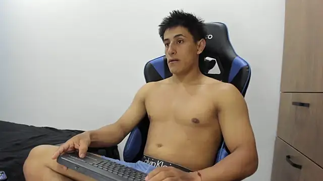 Snapshot of dorman_boy chatting on 11/04/25, 02:43 dorman boy online show from 11/04/25, 02:43