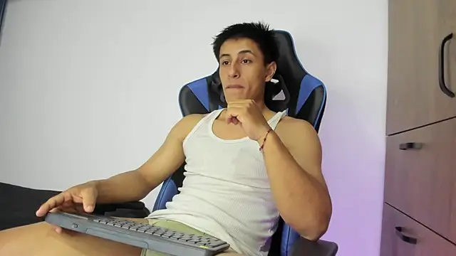 Snapshot of dorman_boy chatting on 11/10/25, 02:10 dorman boy online show from 11/10/25, 02:10