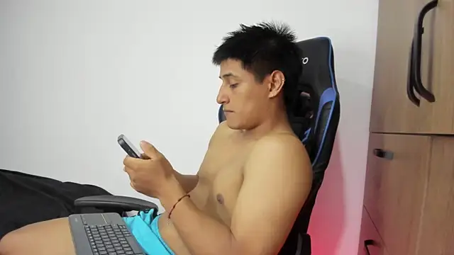 Snapshot of dorman_boy chatting on 11/13/25, 04:11 dorman boy online show from 11/13/25, 04:11