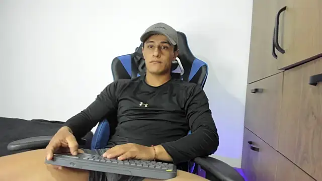 Snapshot of dorman_boy chatting on 11/16/25, 04:07 dorman boy online show from 11/16/25, 04:07