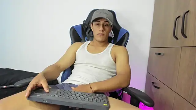 Snapshot of dorman_boy chatting on 11/22/25, 03:33 dorman boy online show from 11/22/25, 03:33