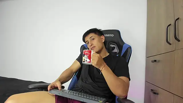 Snapshot of dorman_boy chatting on 11/26/25, 03:29 dorman boy online show from 11/26/25, 03:29