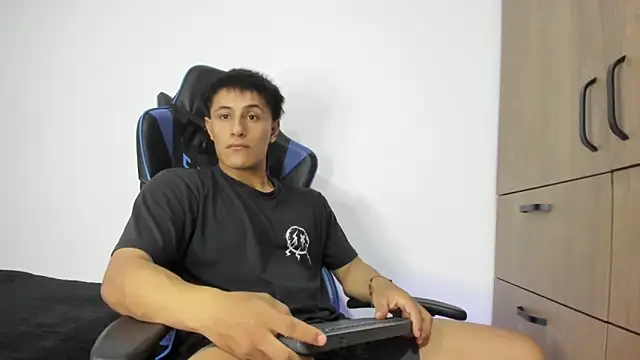 Snapshot of dorman_boy chatting on 11/27/25, 03:30 dorman boy online show from 11/27/25, 03:30