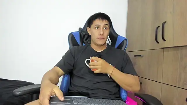 Snapshot of dorman_boy chatting on 11/28/25, 03:53 dorman boy online show from 11/28/25, 03:53