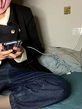 Snapshot of daaqnn chatting on 11/28/25, 12:52 daaqnn online show from 11/28/25, 12:52