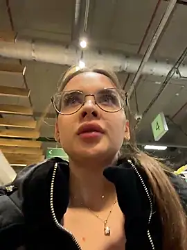 Snapshot of KristiRich chatting on 11/29/25, 08:28 KristiRich online show from 11/29/25, 08:28