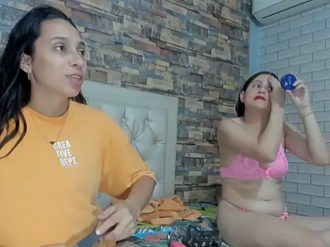 Snapshot of girlsmisrx chatting on 11/28/25, 12:13 girlsmisrx online show from 11/28/25, 12:13